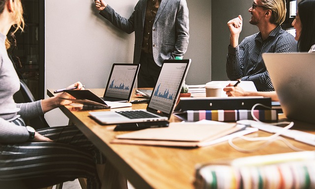Comment pivoter son business model sans perdre ses clients existants ?